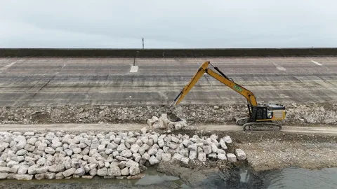 Enrochement en protection de berge et d'ouvrage hydraulique — pierre blanche de Vignory