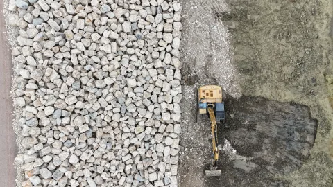Chantier d'enrochement — mise en place de blocs de pierre blanche de Vignory