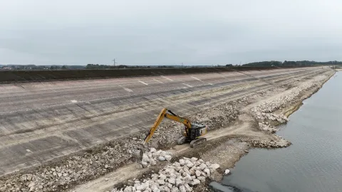 Vue aérienne d'un ouvrage d'enrochement en pierre blanche de Vignory
