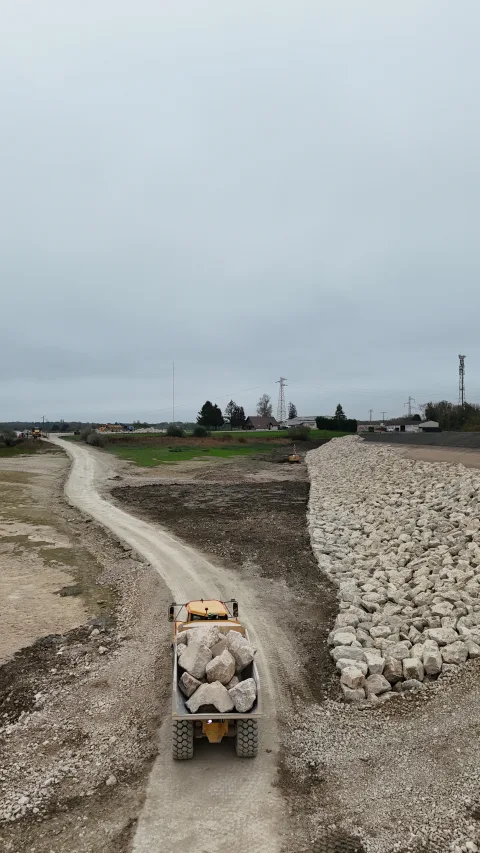 Protection de berge en enrochement calcaire — carrière de Vignory