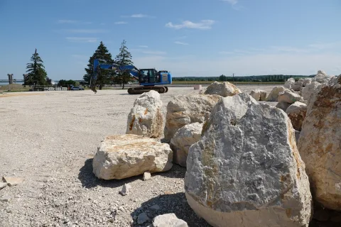 Gros blocs d'enrochement pour mur de soutènement — carrière de Vignory