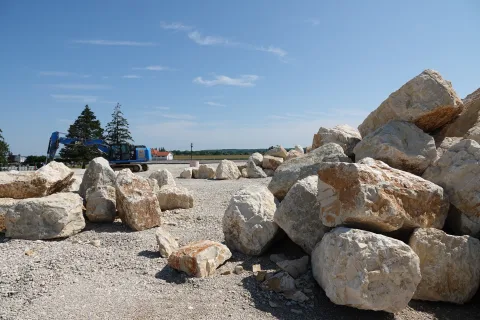 Stock de blocs d'enrochement en pierre blanche à la carrière de Vignory