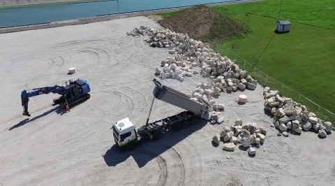 Livraison et déchargement de blocs d'enrochement par camion